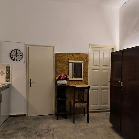 Aloni Studio Apartment Azoyirás Екстериор снимка